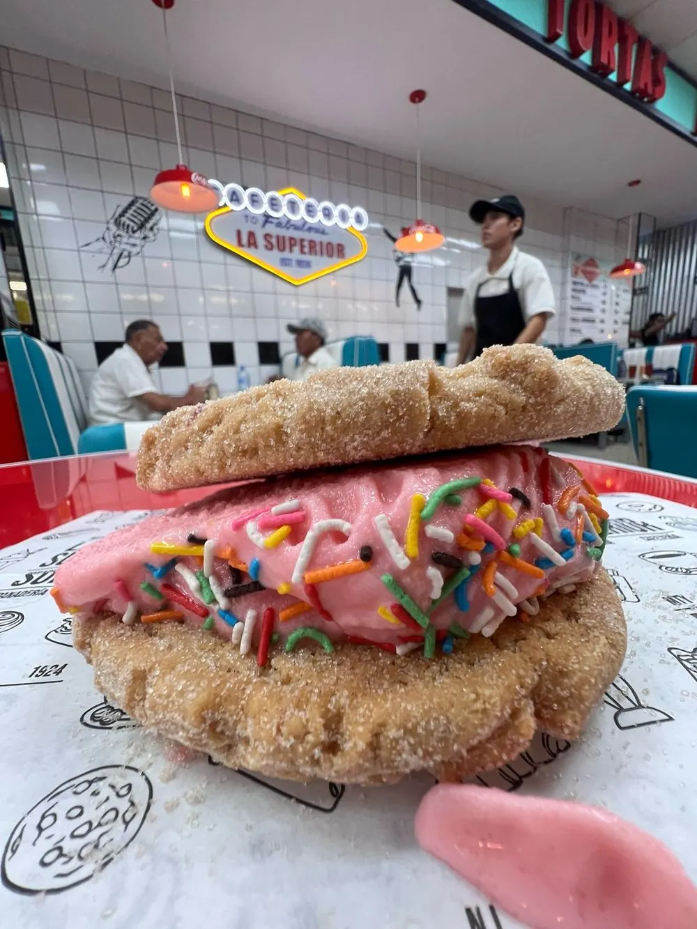 Sándwich de galleta con nieve de fresa y grageas en la cafetería de La Superior