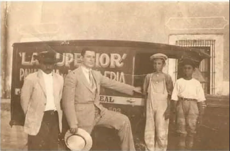 Camión de reparto de la Panadería La Superior con repartidores, primera mitad del siglo XX
